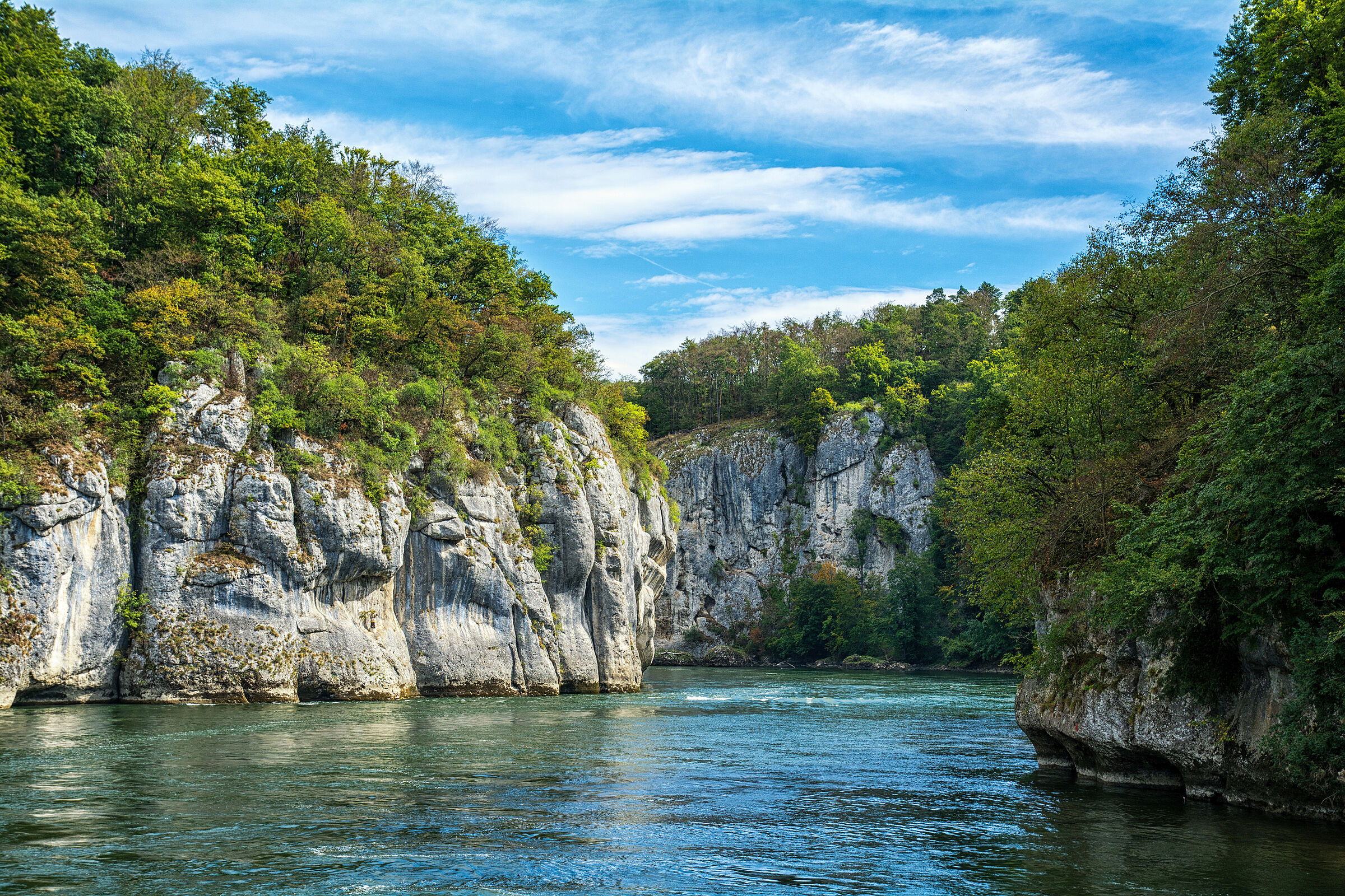 Die Donau strömt zwischen hohen Felswänden durch den Donaudurchbruch