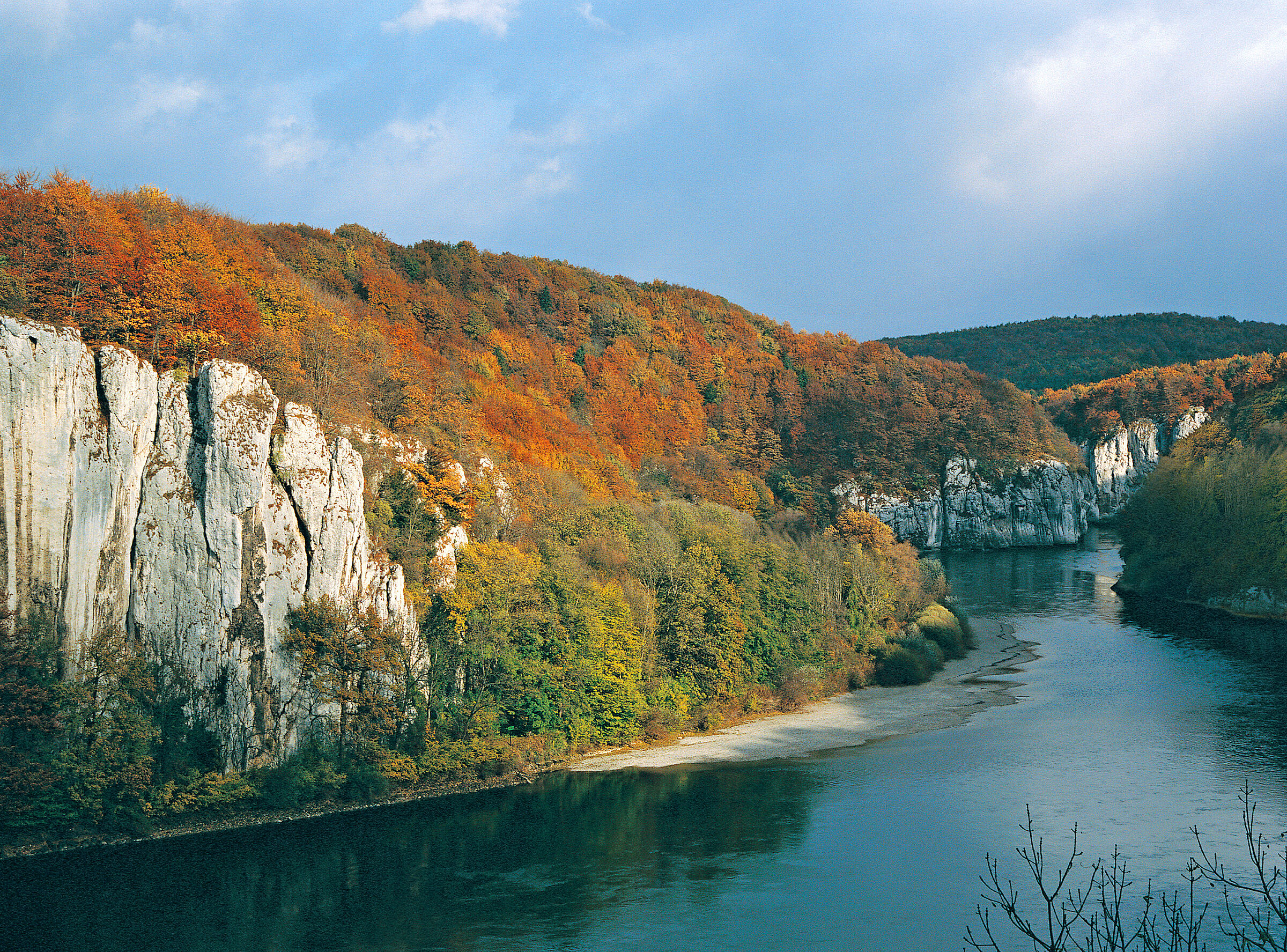 Donaudurchbruch im Herbst: Foto von oben in den Durchbruch hinein fotografiert