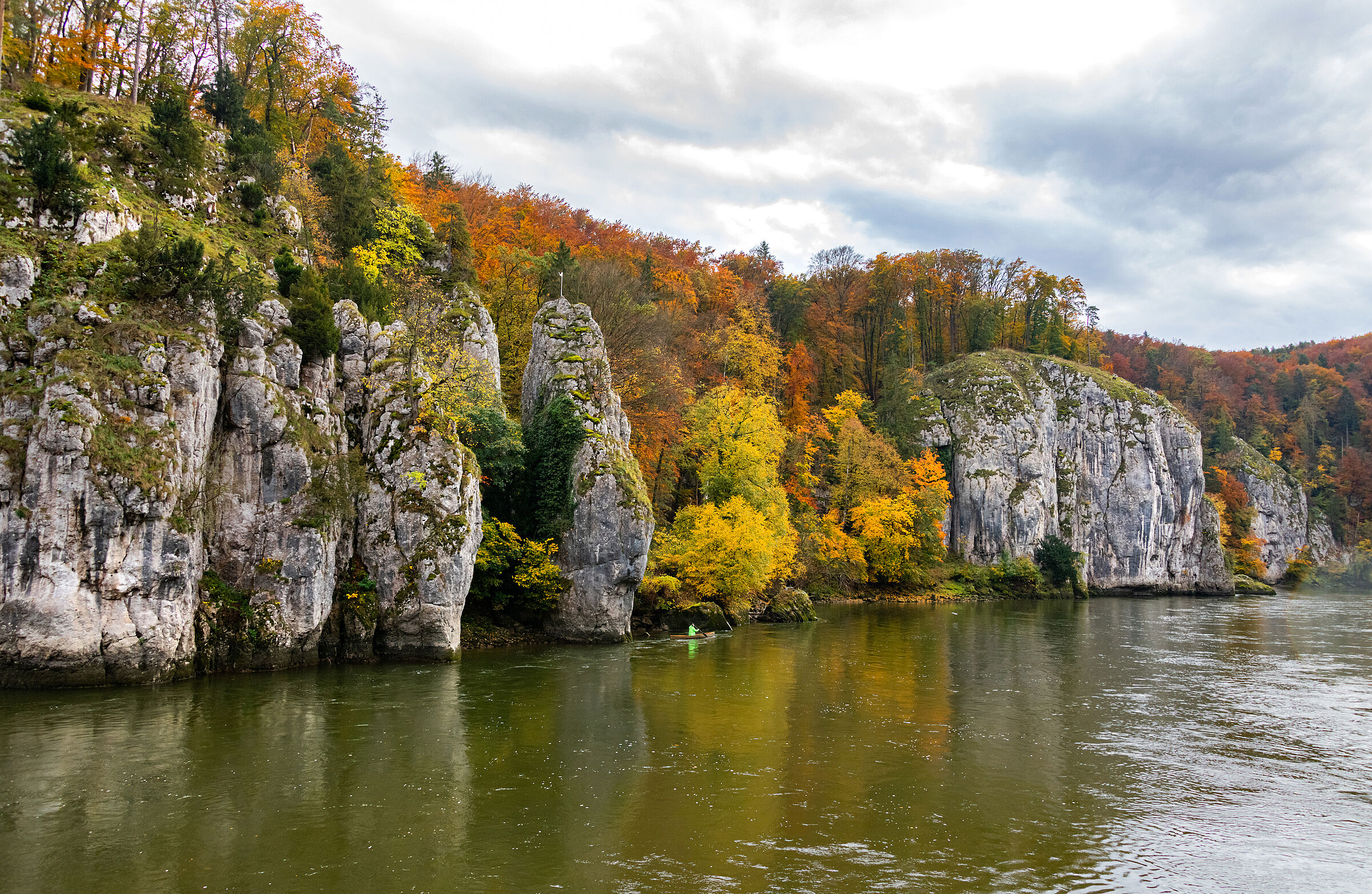 Donaudurchbruch im Herbst: buntes Laub und graue Felsen