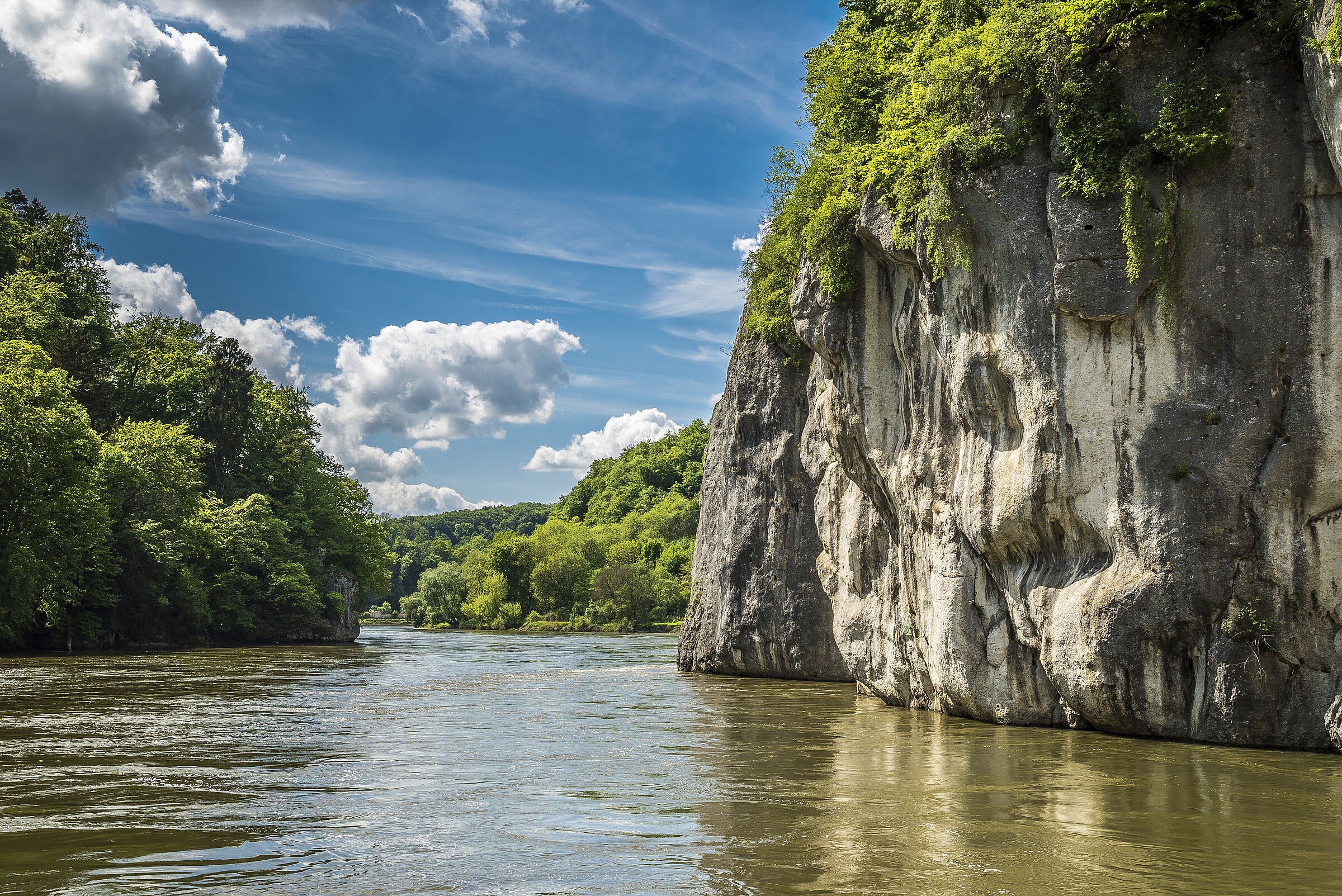 Imposante Felsen säumen den Fluss im Donaudurchbruch