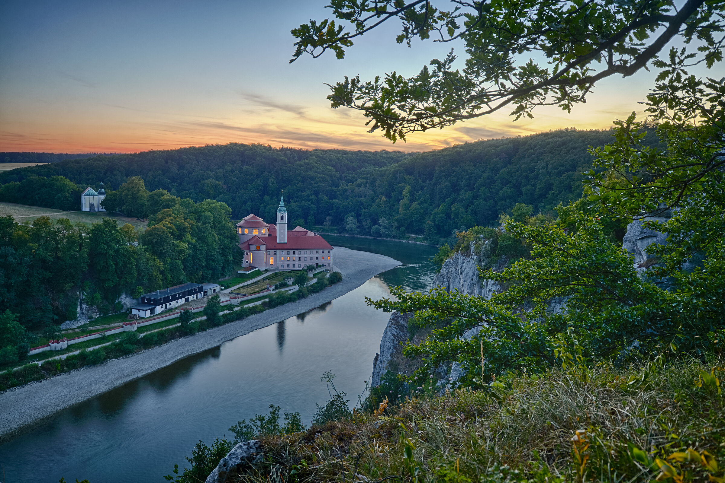 KLoster Weltenburg am Abend. Die Aufnahme entstand von oben auf einem Felsen des Donaudurchbruchs.