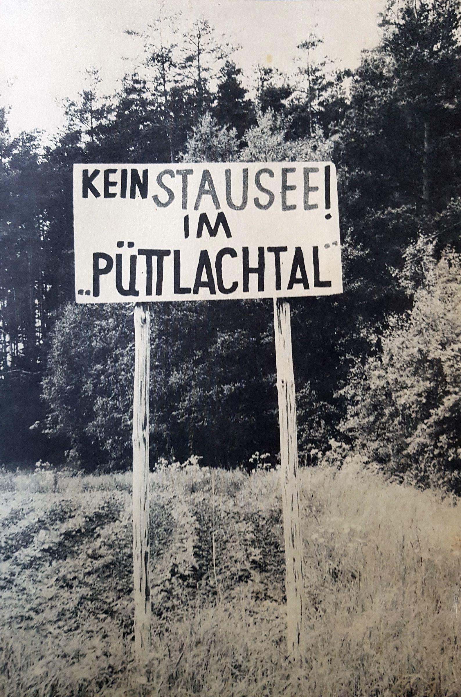 Plakat auf einem Feld "Kein Stausee im Püttlachtal" Drei Anläufe wurden gemacht, um den Püttlachspeicher durchzusetzen. Beim dritten und letzten Mal führte der Protest von Helmut Korn und seinen Mitstreitern zum großen Erfolg: Das Püttlachtal war gerettet (Foto aus Studienarbeit der TU Berlin, 1981).