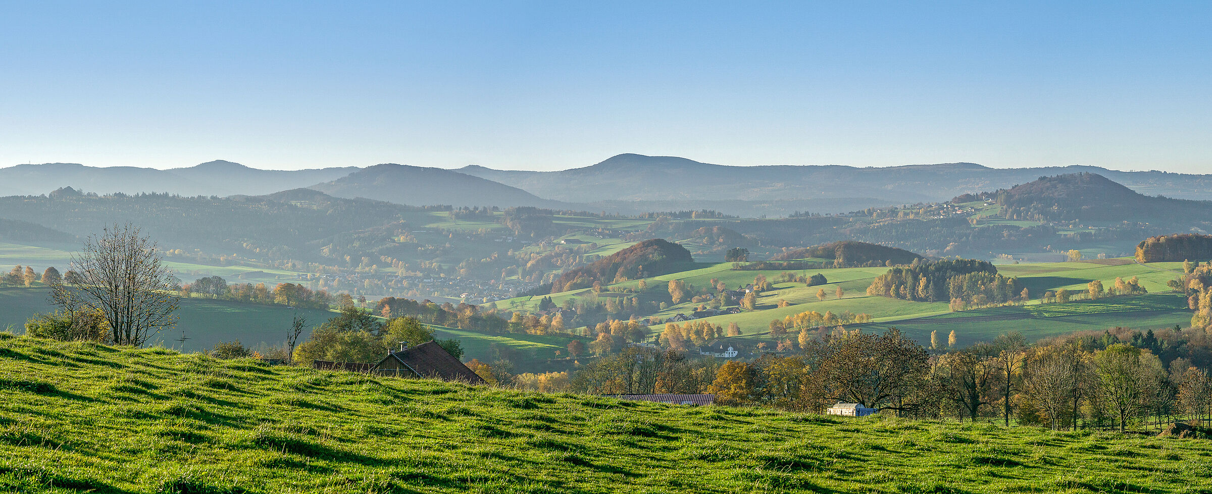 Weiter Blick über die sanften Hügel: Rhönpanorama (Foto: Martin Morgenweck/stock.adobe.com)