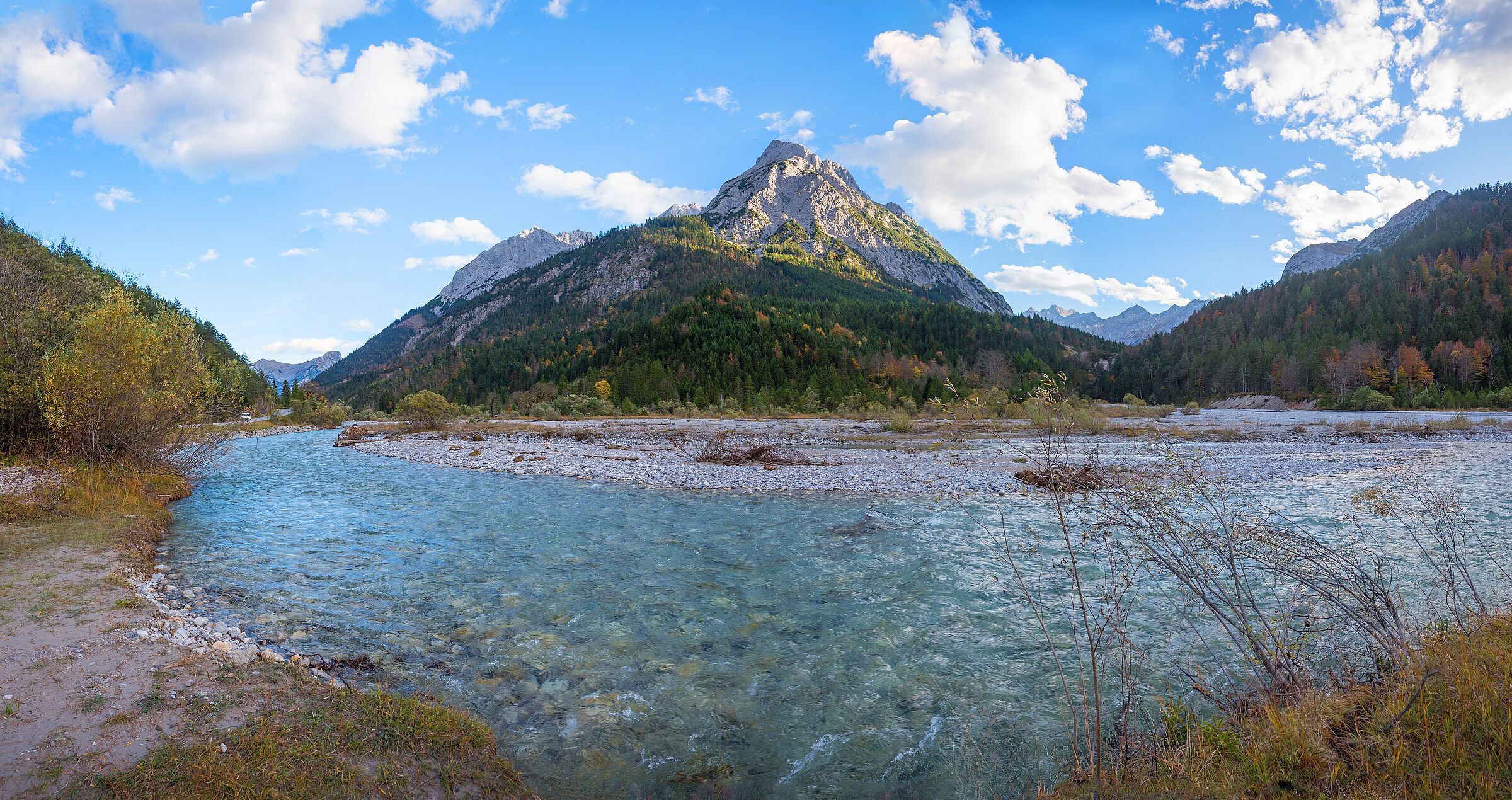 Oberhalb des Wehrs durchfließt der Rißbach als bildschöner kleiner Gebrigsfluss die malerische Landschaft des Karwendels (Foto: SusZoom/AdobeStock).