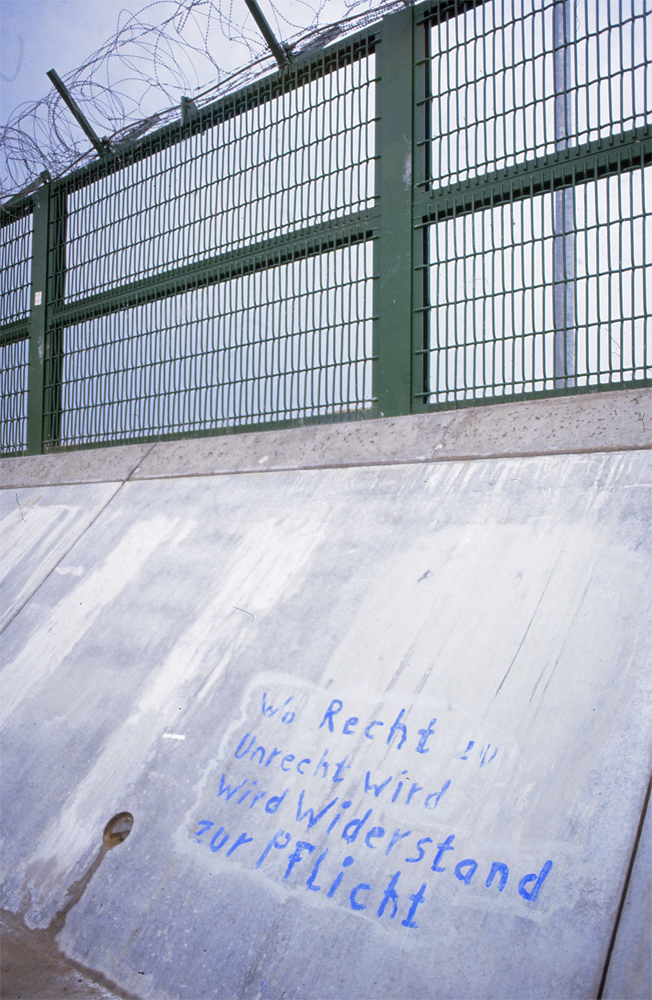 Graffiti auf der Mauer der WAA: Wo Recht Unrecht wird, wird Widerstand zur Pflicht. (Foto: Bürgerinitiative Schwandorf)