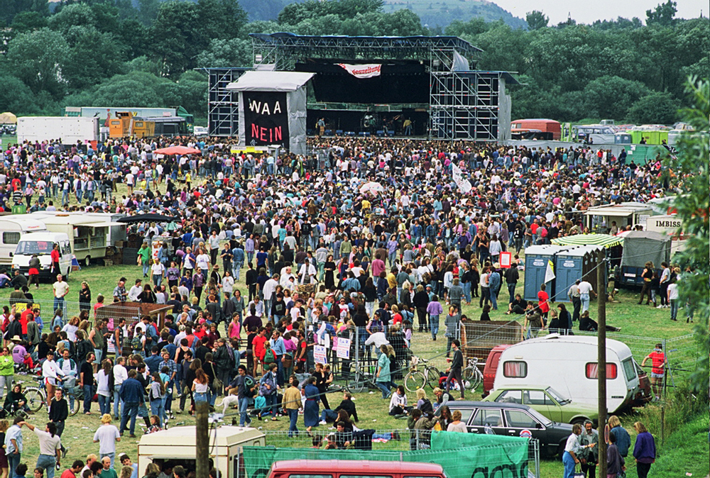 Blick auf Bühne und ZuschauerInnen des WAAhnsinns-Festivals (Foto: Bürgerinitiative Schwandorf)