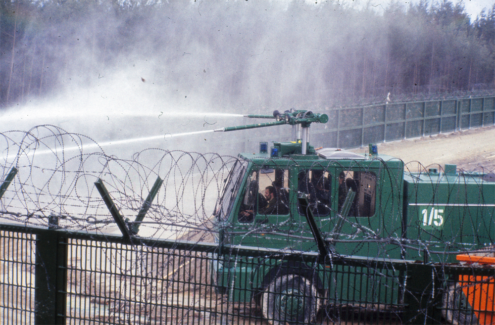 Ein Wasserwerfer der Polizei am Zaun der WAA (Foto: Bürgerinitiative Schwandorf)