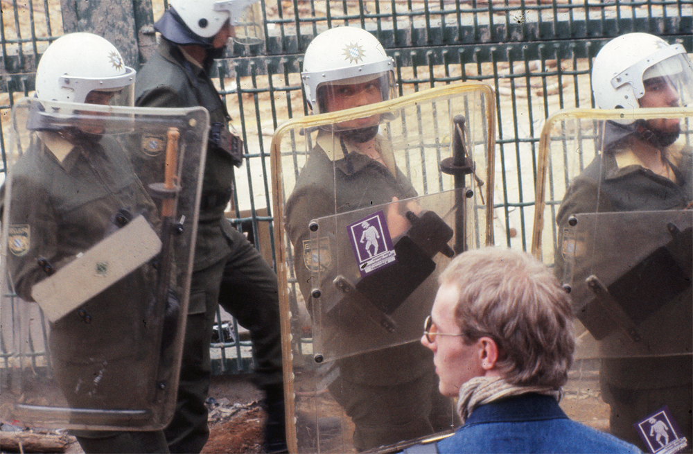 Polizisten vor Demonstranten am Bauzaun der WAA Wackersdorf (Foto: Bürgerinitiative Schwandorf)