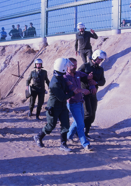 Polizisten führen einen Demonstranten am Zaun der WAA ab. (Foto: Bürgerinitiative Schwandorf)