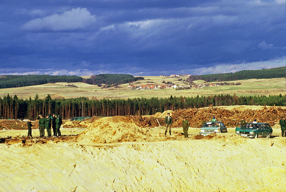 Gerodetes Land für die WAA, darauf einige Polizisten und Polizeifahrzeuge (Foto: Bürgerinitiative Schwandorf)