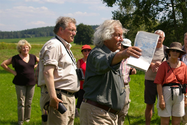 Dr. Klaus Arbter (rechts vorne) mit Hubert Weiger (links) bei einer Exkursion in die Waldnaab-Aue.