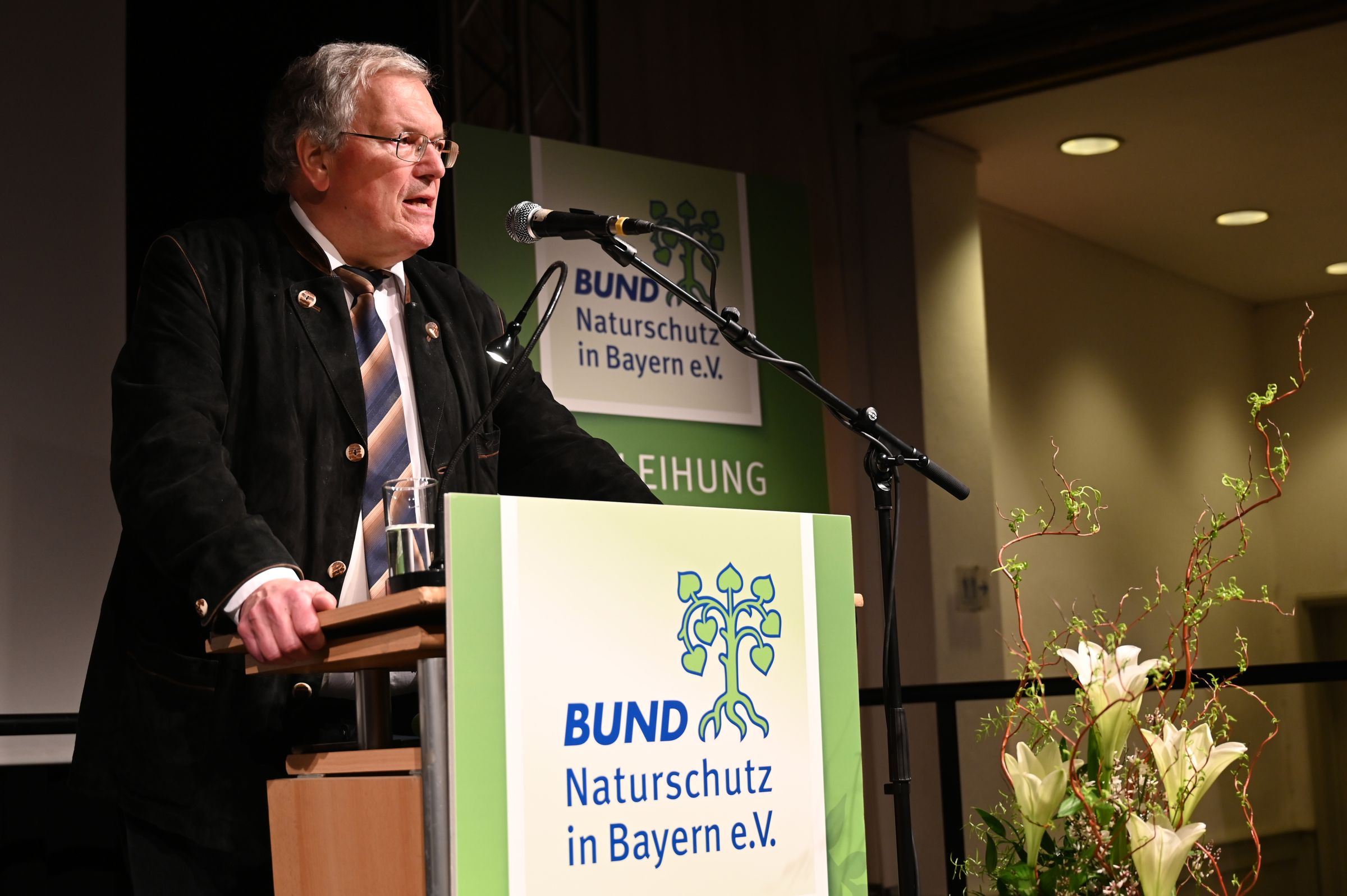 BN-Ehrenvorsitzender Hubert Weiger bei seiner Laudatio auf Peter Wohlleben