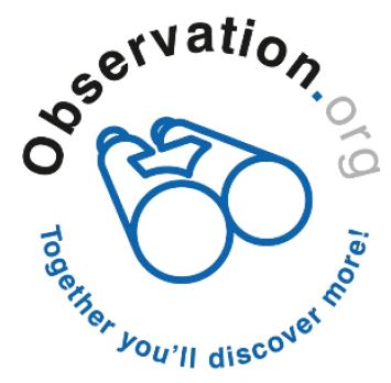 Hier steht eine Variante des Logo von observation.org: In der Mitte die Grafik eines Fernglases, um das kreisförmig der Schriftzuge "Observation.org - Together you´ll discover more" steht.