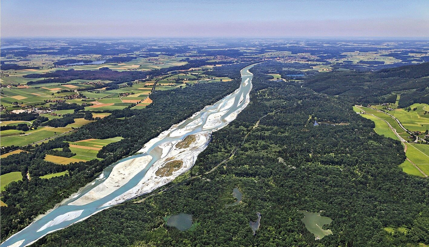 Die Fotomontage in Form eines Luftbildes zeigt die Vision einer frei zwischen Kiesbänken und intakten Auwäldern fließenden Salzach.