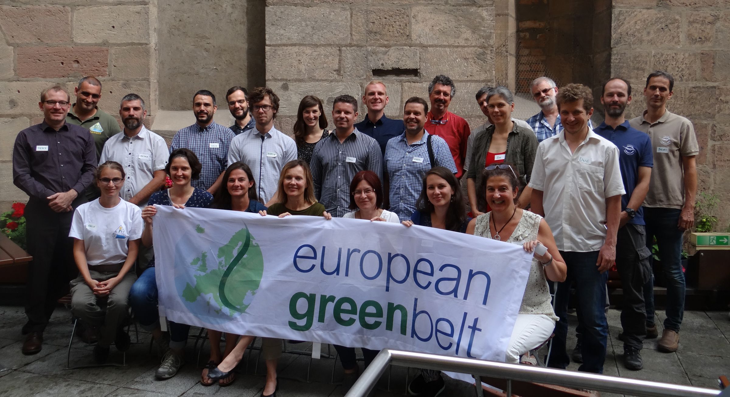 Auf einem Gruppenfoto halten die am Projekt "Dare to connect" ein Banner mit der Aufschrift "European Green Belt" hoch.