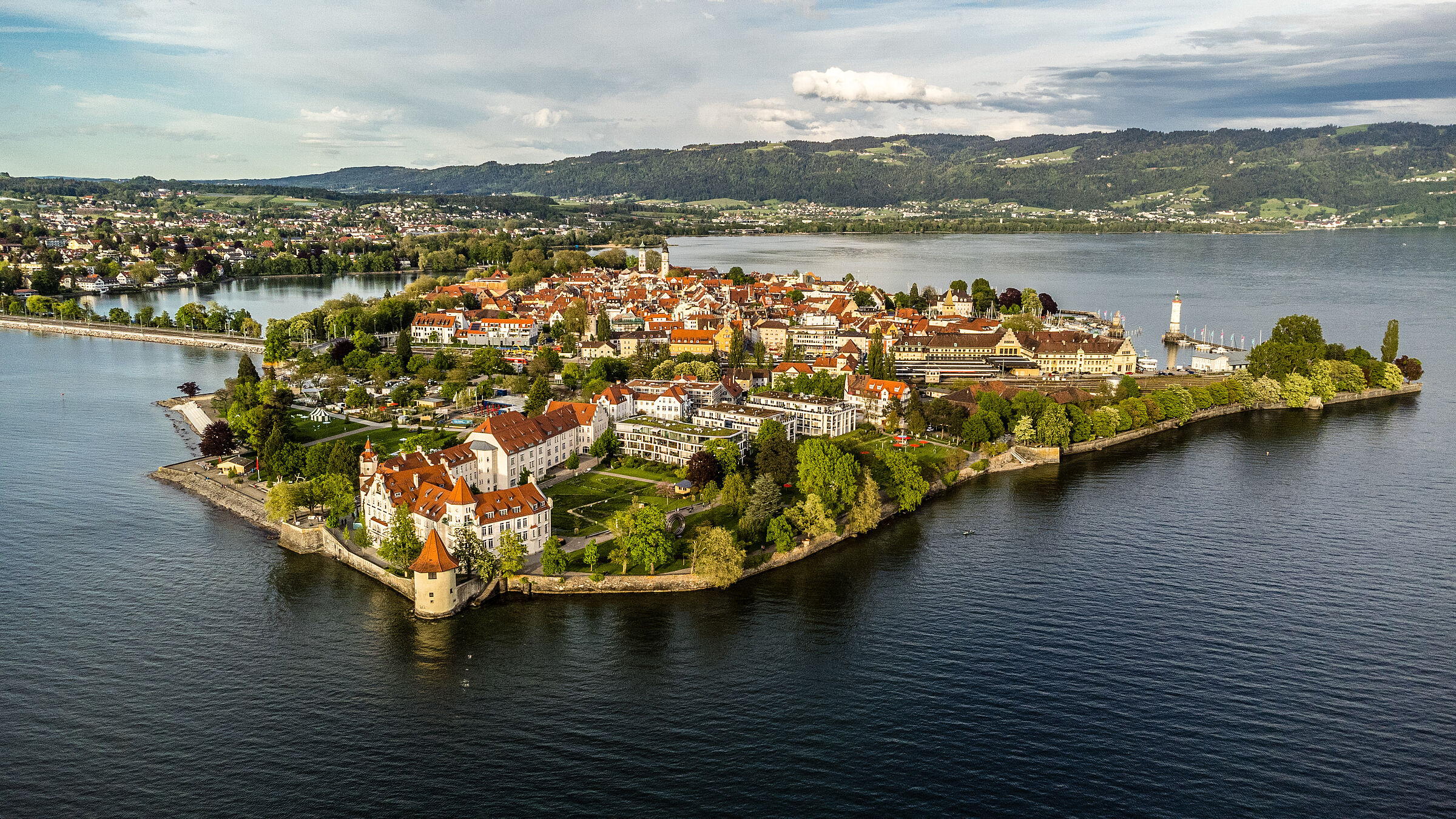 Die Insel mit der Altstadt von Lindau im Bodensee aus der Vogelperspektive (Foto: JM Soedher/stock.adobe.com).