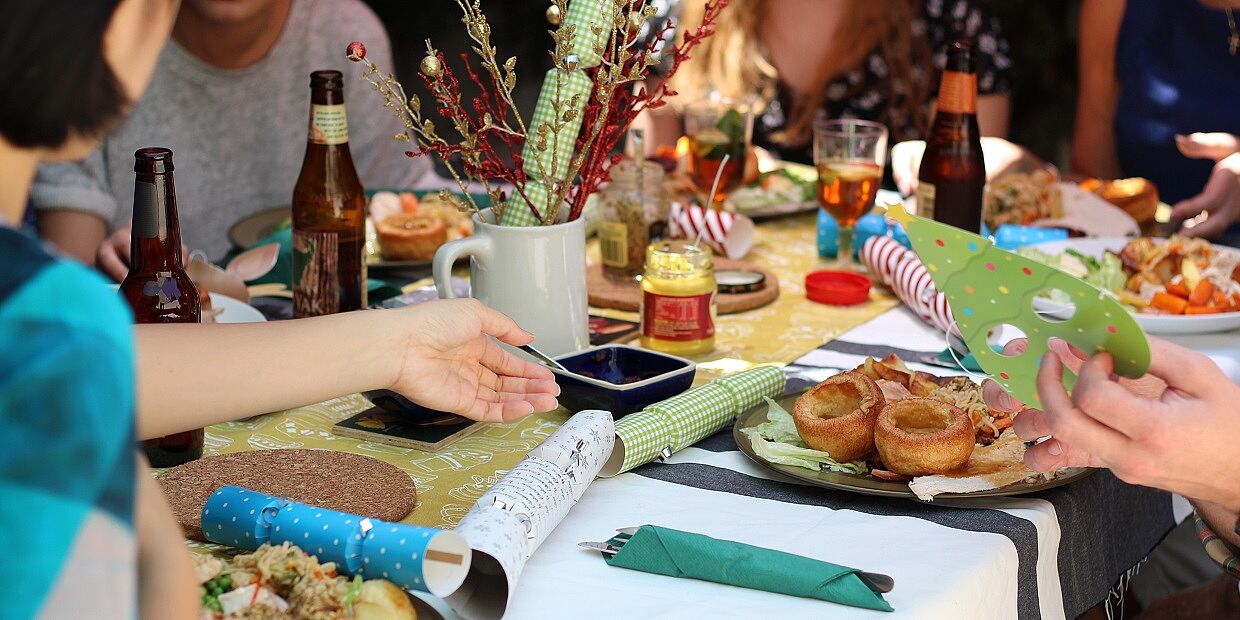 Essen mit Freunden (Foto: vivienviv0/Pixabay)