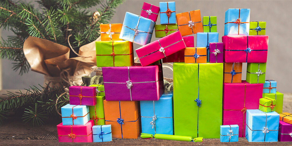 Geschenkeberg (Foto: Gerhard G./Pixabay, shintartanya/AdobeStock)