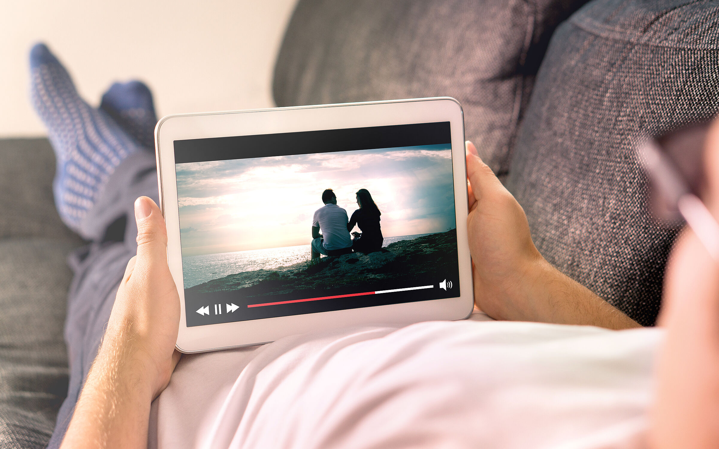 Energie sparen mit Internet, Computer und Co.: Jemand schaut einen Film auf dem Tablet. (Foto: terovesalainen/stock.adobe.com)