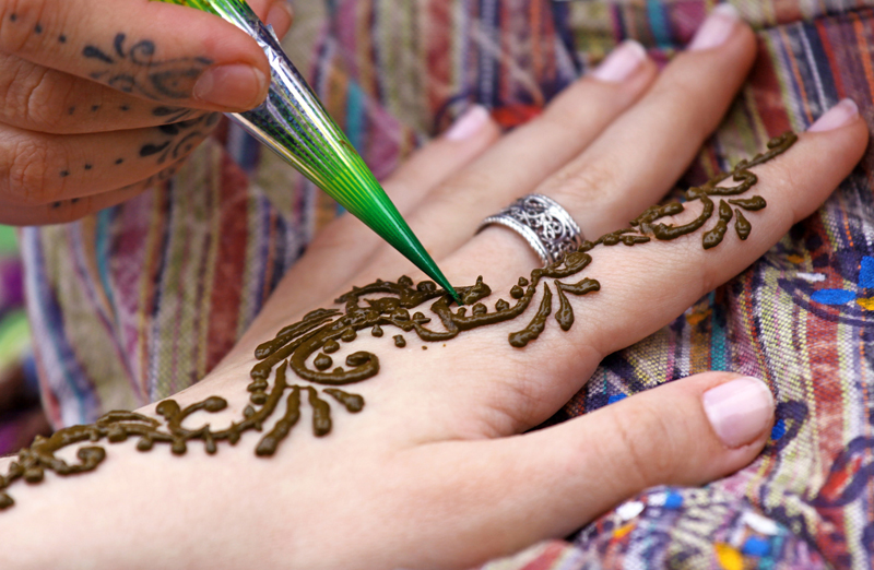 Eine Hand wird mit einem Ornament bemalt: Um Gesundheitsgefahren zu vermeiden, sollten nur natürliche Inhaltsstoffe in der Hennafarbe vorkommen. (Foto: fotolia.com / Vaidas Bucys) Eine Hand wird mit einem Ornament bemalt: Um Gesundheitsgefahren zu vermeiden, sollten nur natürliche Inhaltsstoffe in der Hennafarbe vorkommen. (Foto: fotolia.com / Vaidas Bucys)