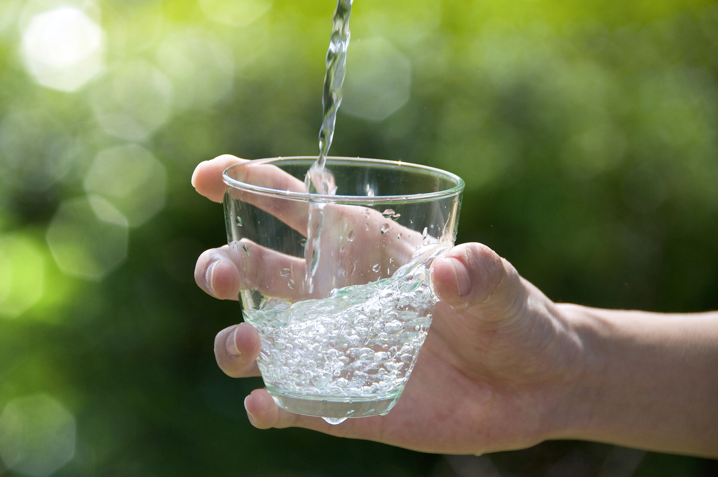 Ein Wasserglas wird gefüllt: Leitungswasser trinken hat viele Vorteile gegenüber Tafel- oder Mineralwasser. (Foto: bigfoot/stock.adobe.com)