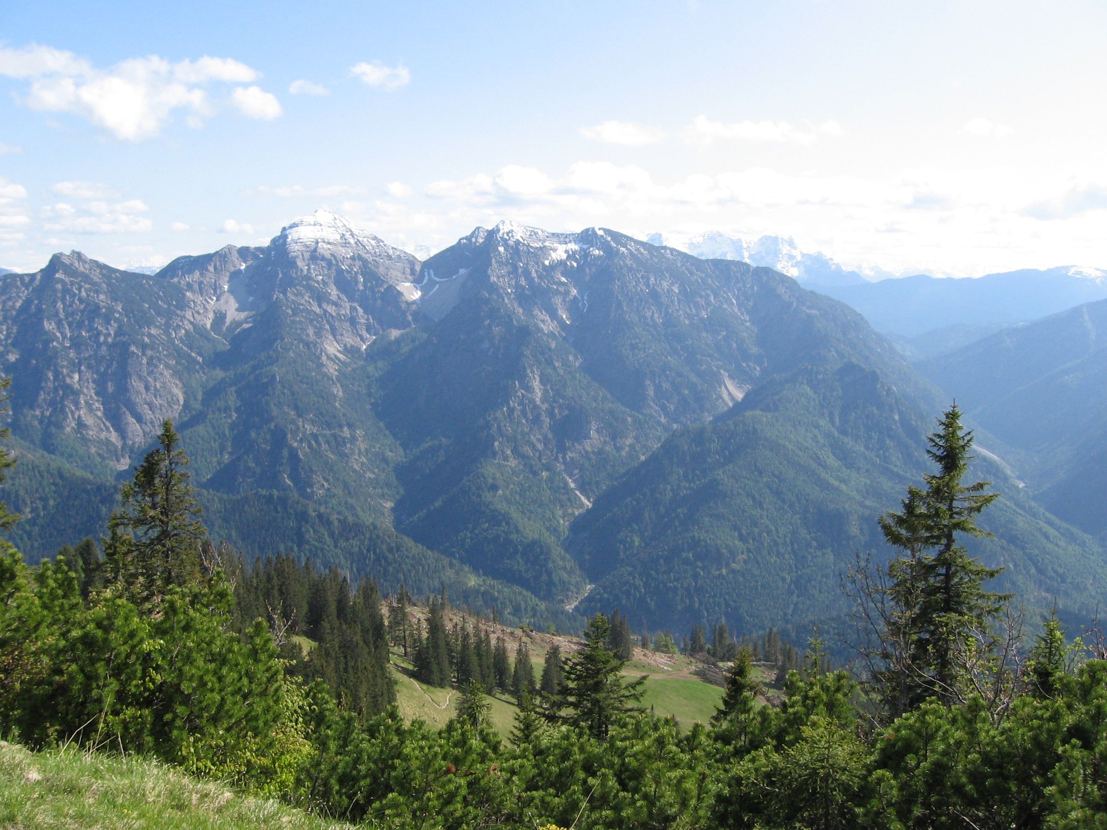 Blick auf das Sonntagshorn bei dunstiger Sicht: Der Alpenplan verhindert Lifte und Erschließung (Foto: Wikicommons/20percent)