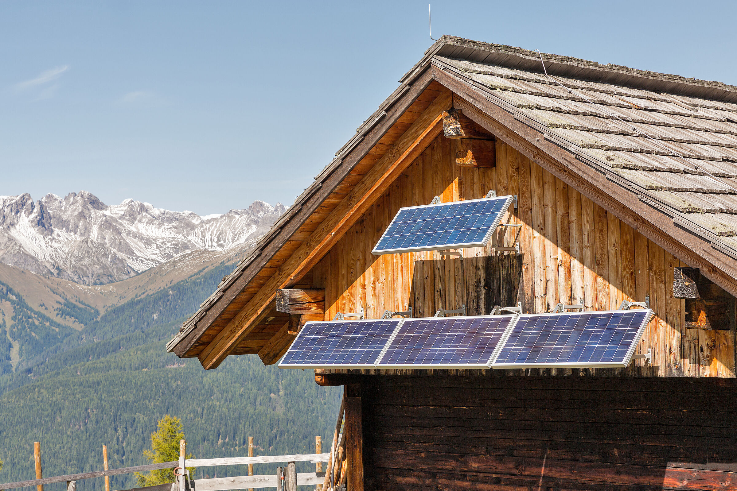 Photovoltaikanlage an einer Berghütte vor einer Bergkulisse