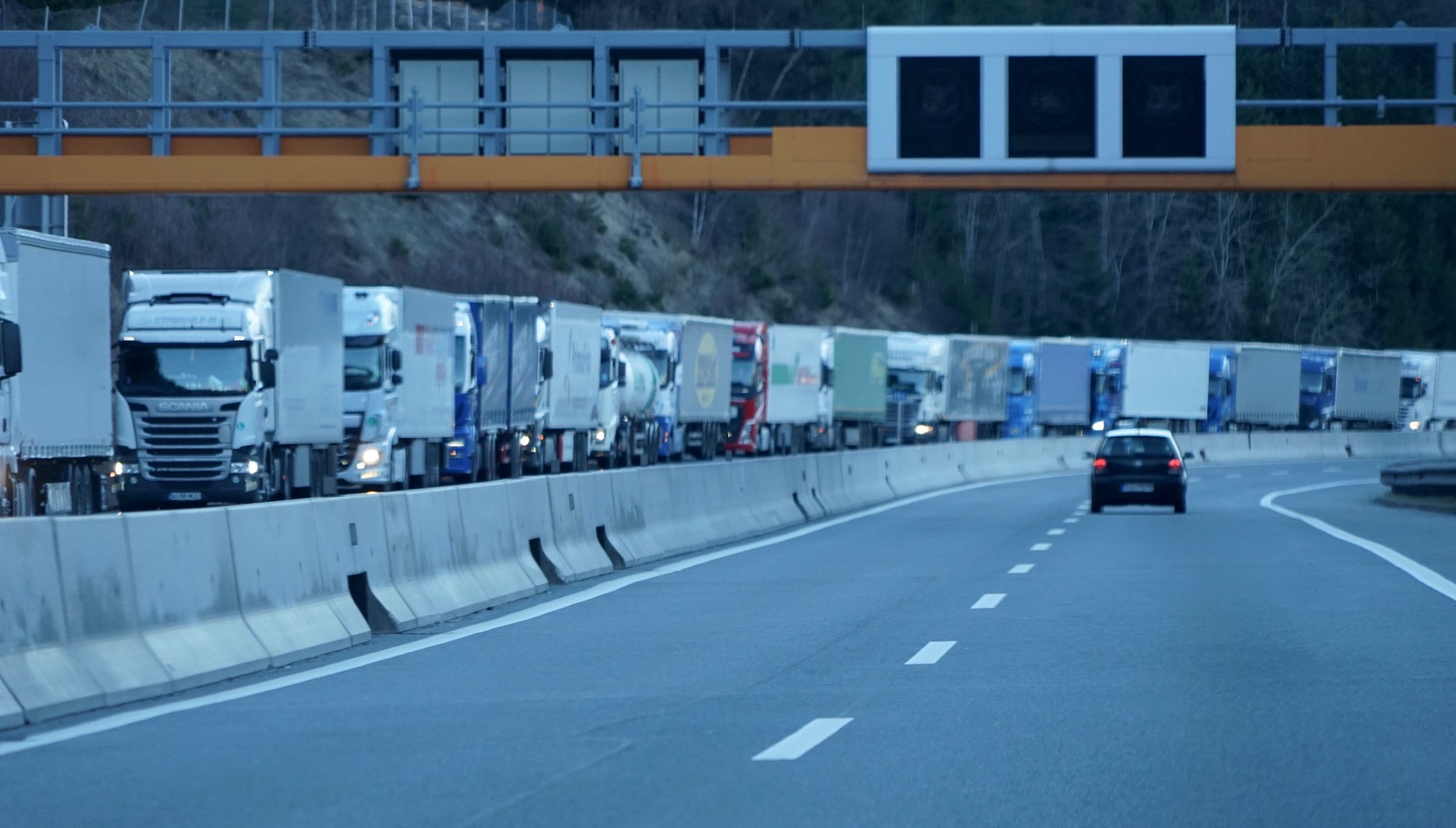 Verkehr in den Alpen: Eine schier endlose Schlange LKW wartet am Brennerpass im Stau. (Foto: tina7si/AdobeStock) 