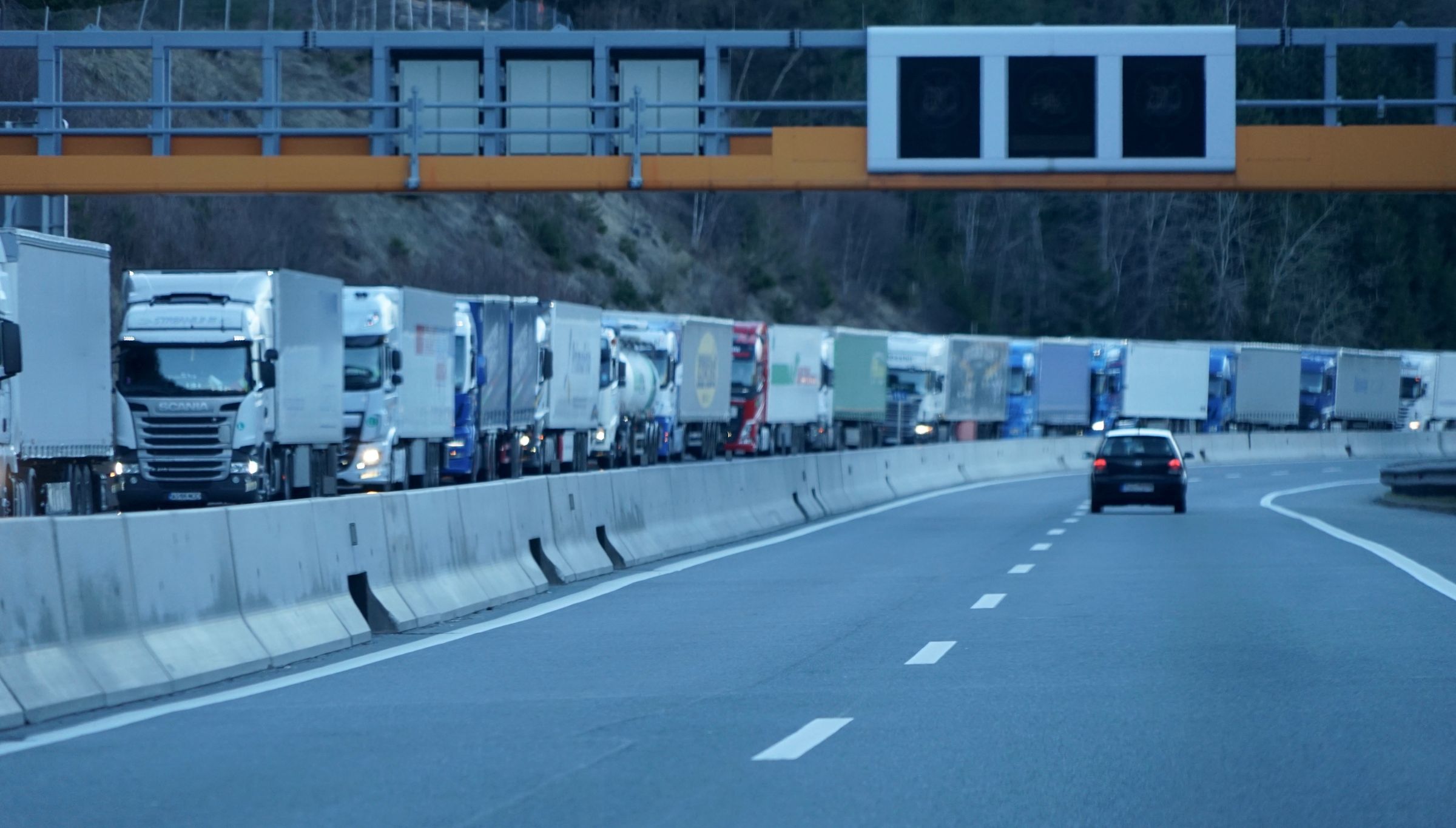 Eine schier endlose Schlange LKW wartet am Brennerpass im Stau.