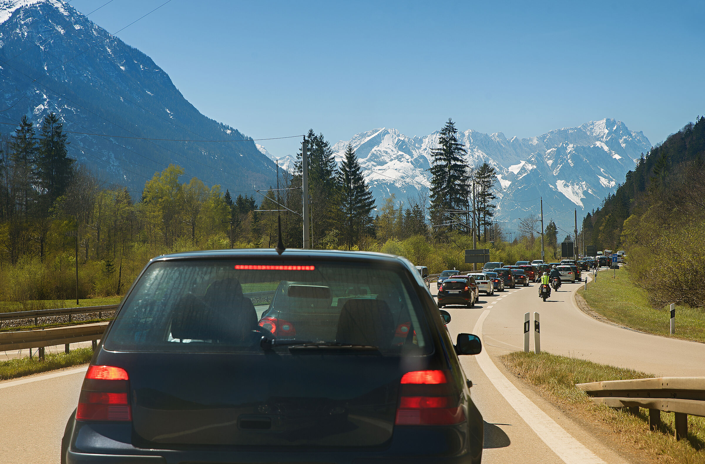 Stau am Autobahnende vor Garmisch-Partenkirchen.