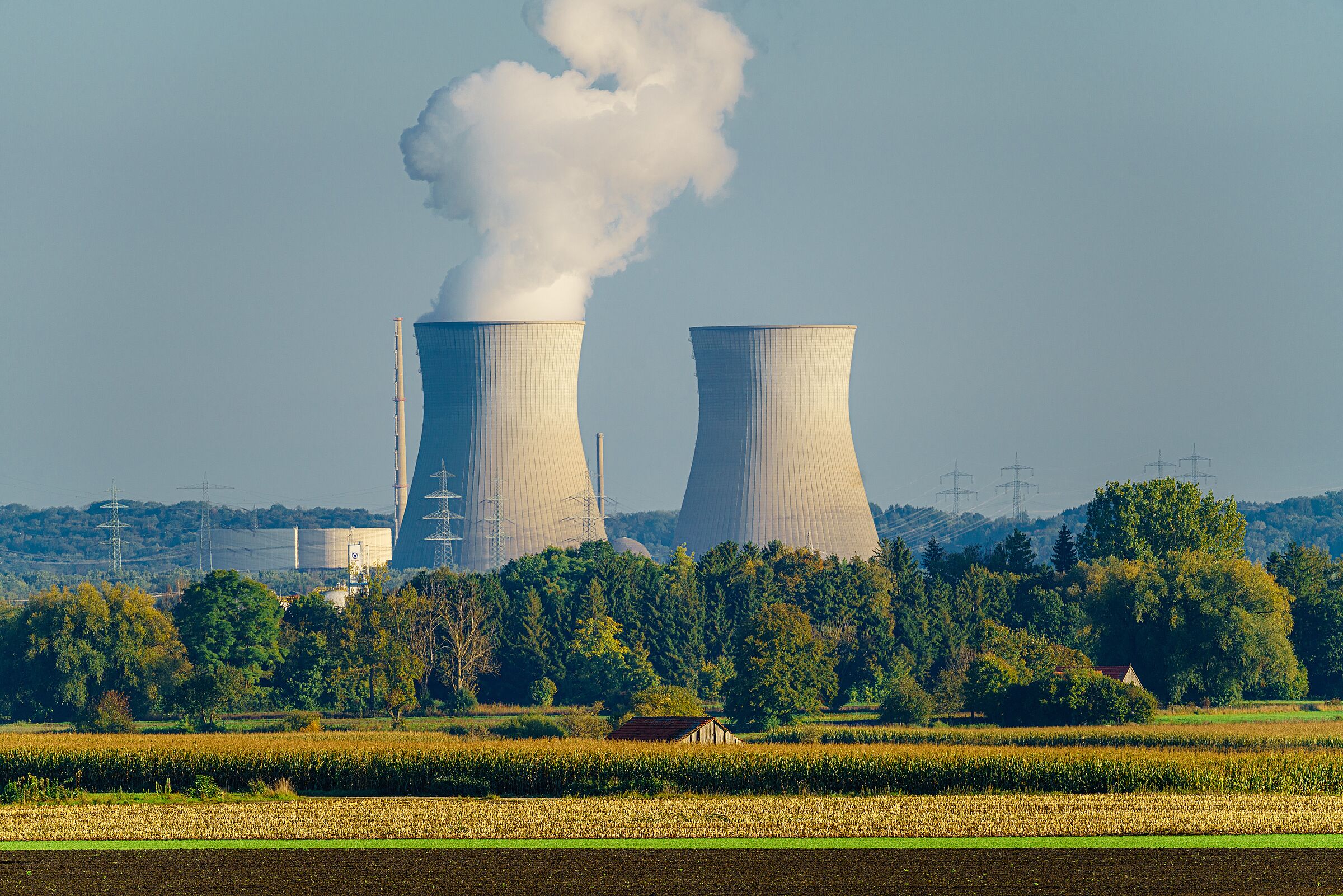 Atomausstieg Bayern: Weiße Dampfwolken über dem Atomkraftwerk Gundremmingen sind seit Ende 2021 Geschichte, dann wurde das vorletzte bayerische AKW abgeschaltet. (Foto: JM Soedher/stock.adobe.com)