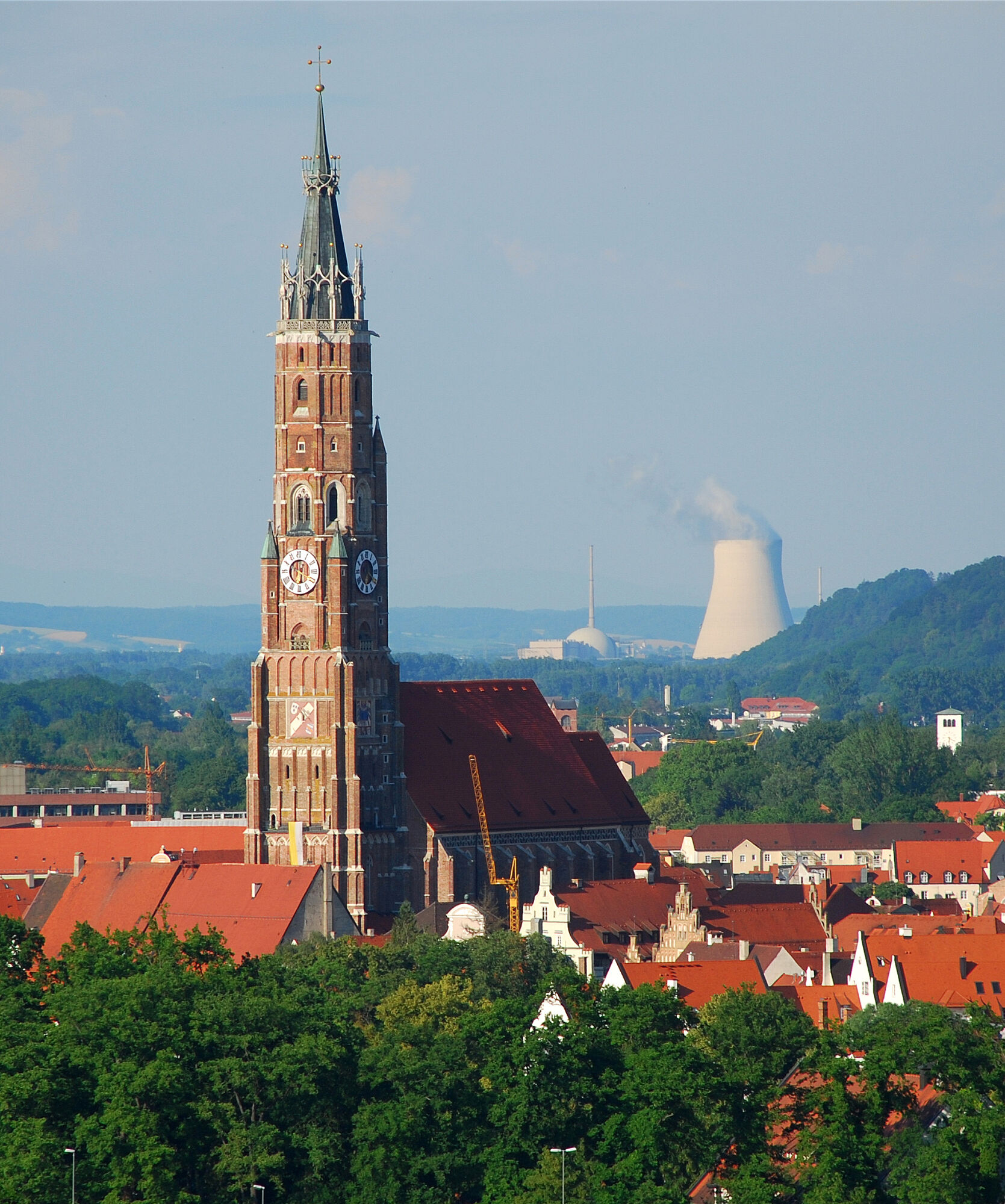 Atomausstieg Bayern: Das Bild von Landshut zeigt in unmittelbarer Nähe das Atomkraftwerk Isar 2 im Isartal