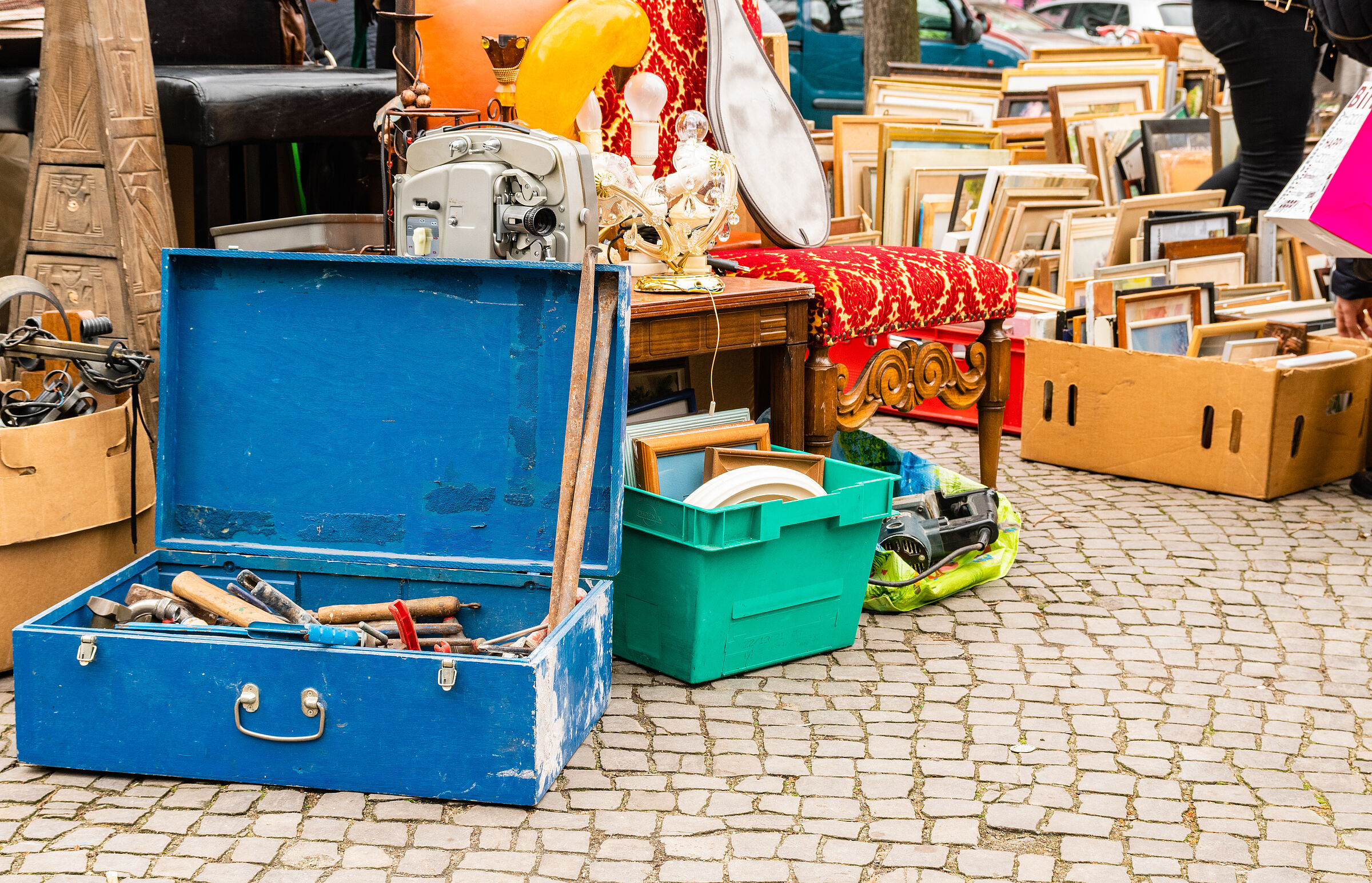 Eine Kleiderstange mit nachhaltiger Kleidung: Durch den Kauf langlebiger Produkte und einen insgesamt verminderten Konsum (auch durch Second Hand) lässt sich Energie sparen. Ein suffizienter Lebensstil ist eine Säule der Energieeffizienz. (Foto: Roxana Jifcovici/AdobeStock)