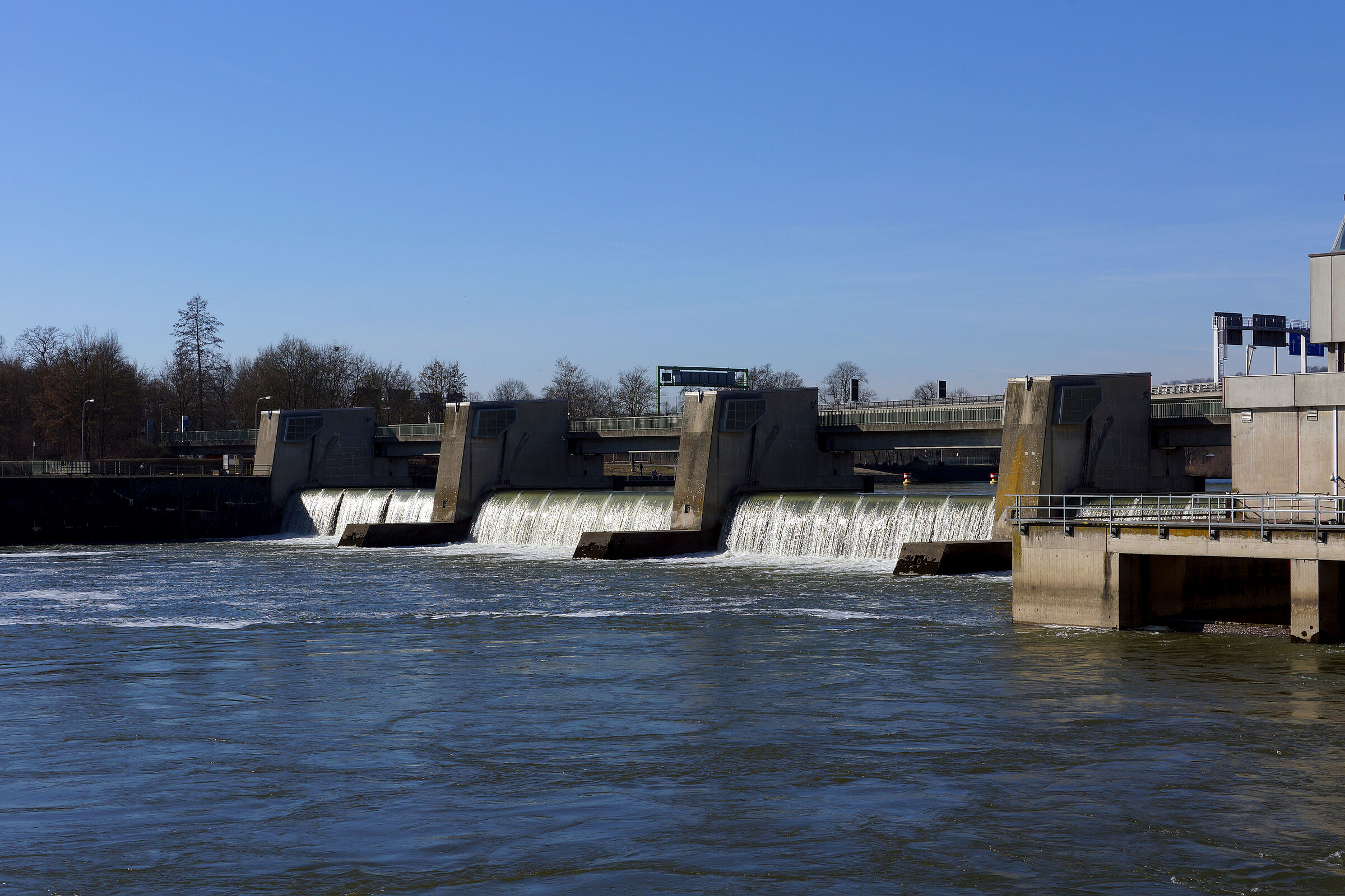 Das Pfaffensteiner Wehr bei Regensburg: Wasserkraft gehört zu den Erneuerbaren Energien – da sie die Ökologie in und am Gewässern jedoch stark beeinträchtigt, sollte sie nicht weiter ausgebaut werden. (Foto: magellan01/AdobeStock)