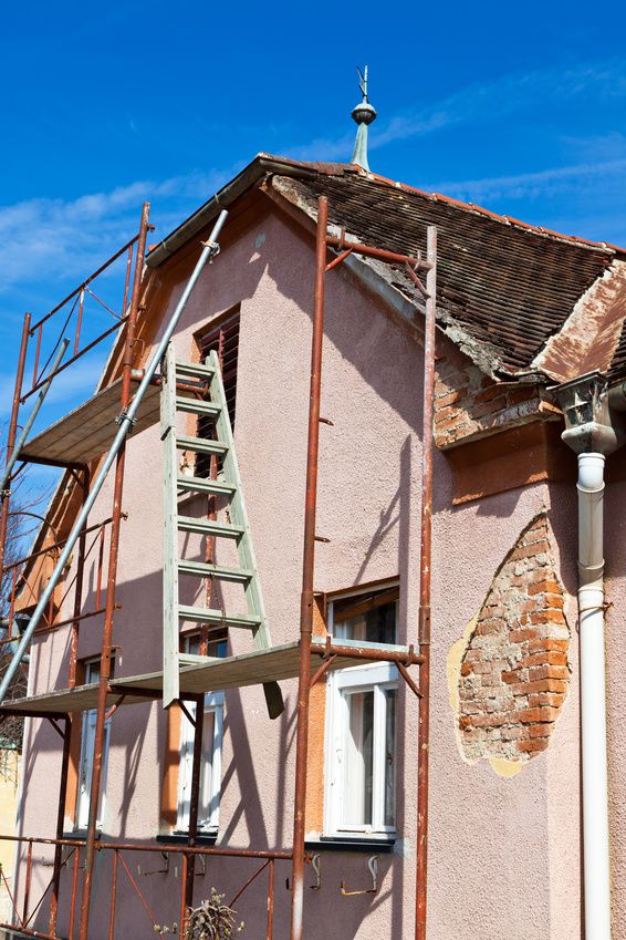 Leiter, Gerüst und Sanierungsarbeiten an einem kleinen Altbau: Modernisierung wird oft gescheut, dabei ist sie eine Lösung für den Flächenverbrauch durch Wohnen. (Foto: Gina Sanders / Fotolia)