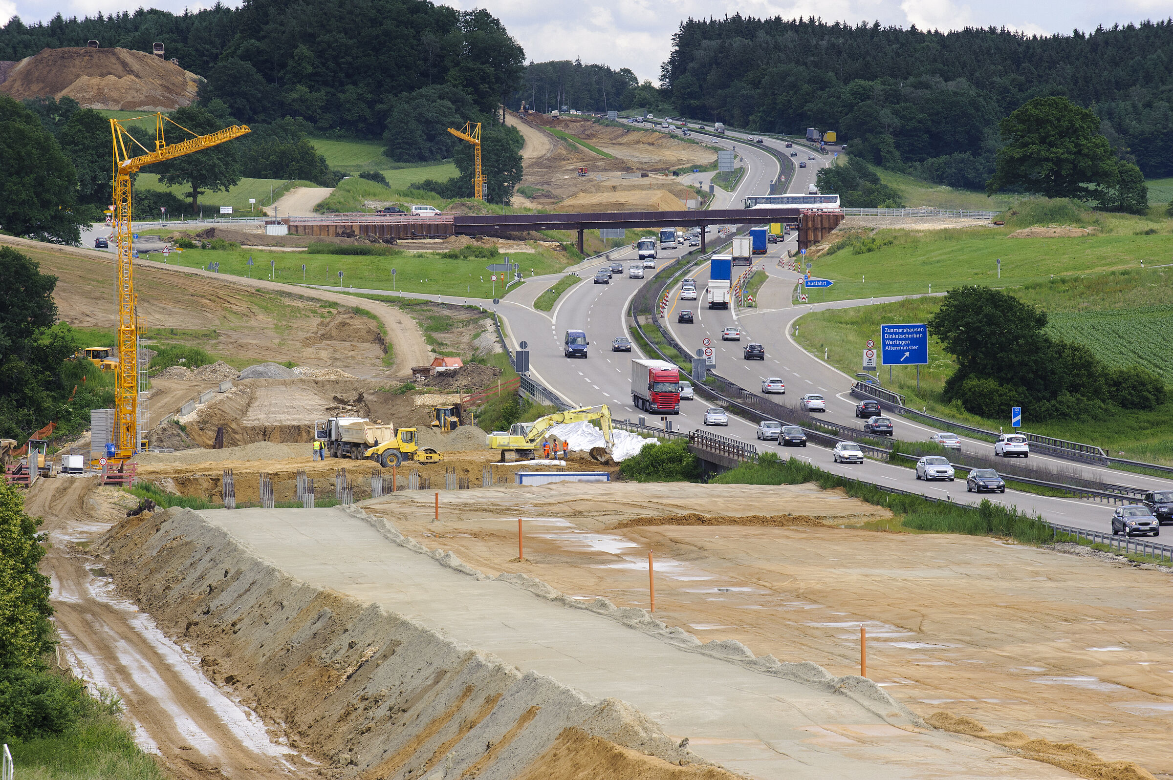 Forderungen des BUND Naturschutz zum Flächenverbrauch: Straßenausbau begrenzen, hier sieht man den Flächenbedarf eines Autobahnausbaus mit Baggern und schwerem Gerät. (Foto: Wolfilser - stock.adobe.com)