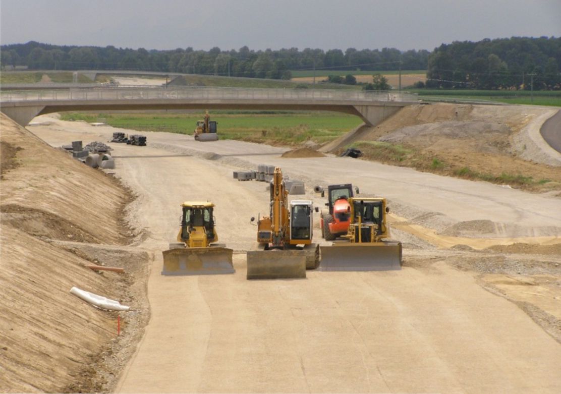 Straßenbau in Bayern: Planierraupen und Bagger auf einem Abschnitt neu erschlossener Straße mitten auf dem Feld (Foto: BN-Archiv)