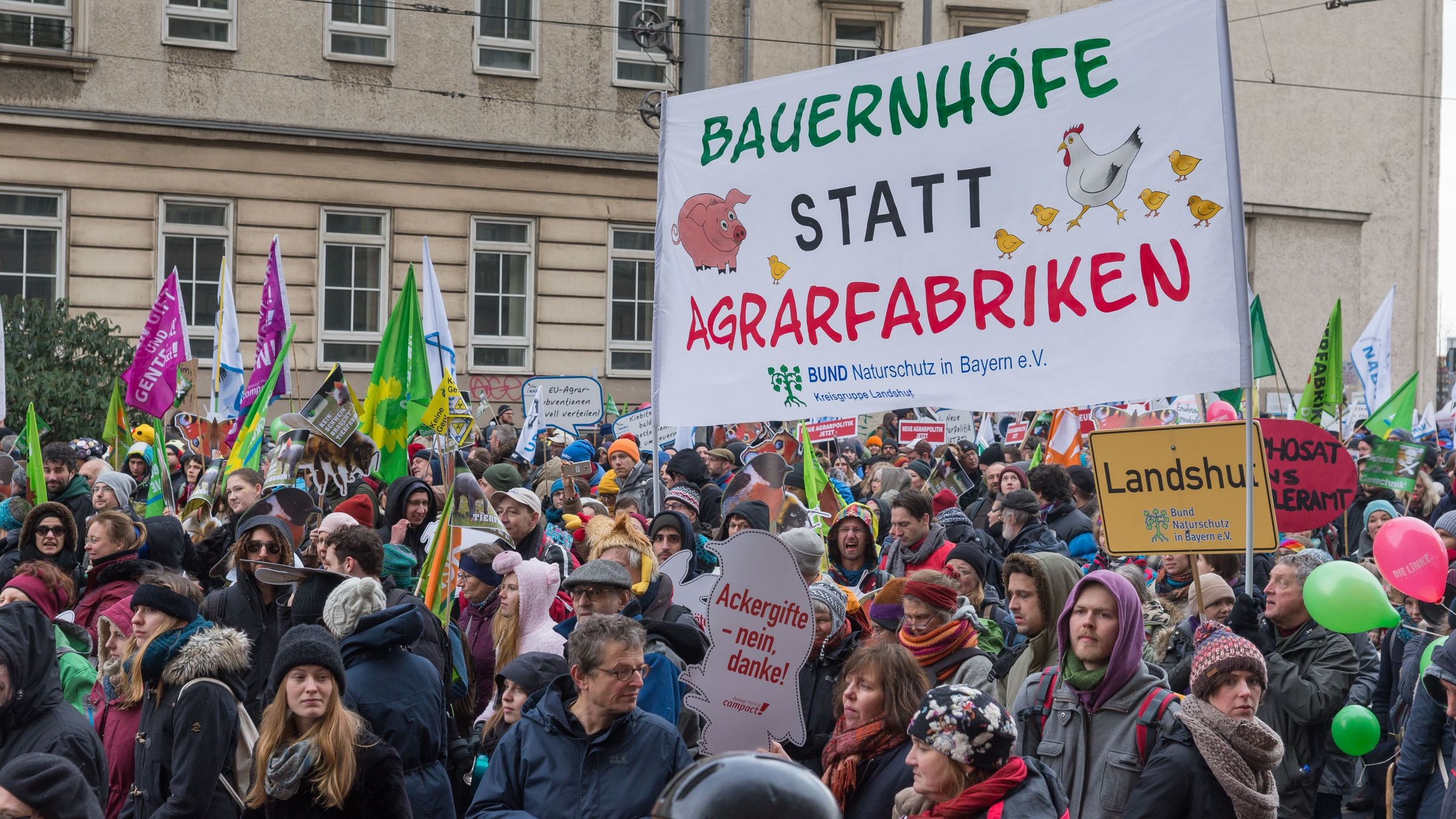 Agrarpolitik: Demozug mit vielen Menschen. Ein Transparent des BUND Naturschutz fordert Bauernhöfe statt Agrarfabriken