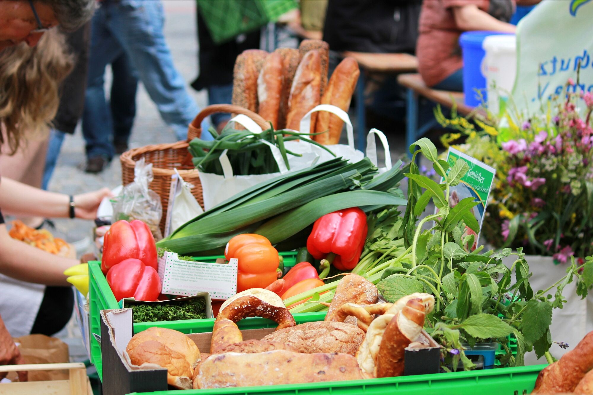 Ernährung und Landwirtschaft: Kisten und Körbe mit frischem Biogemüse und -gebäck