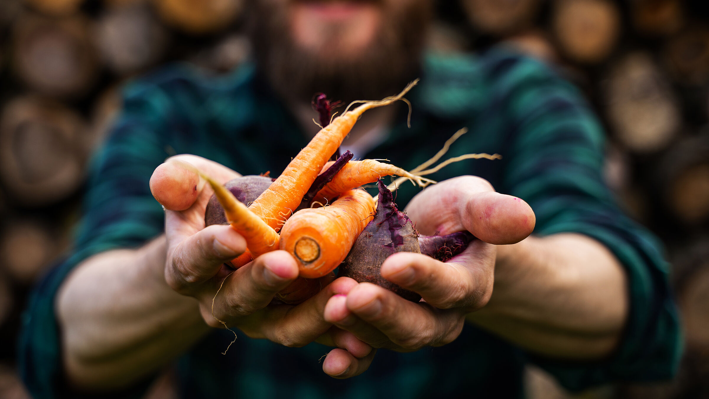 Ernährung und Landwirtschaft: Ein Bauer hält Möhren und Rote Beete in den Händen