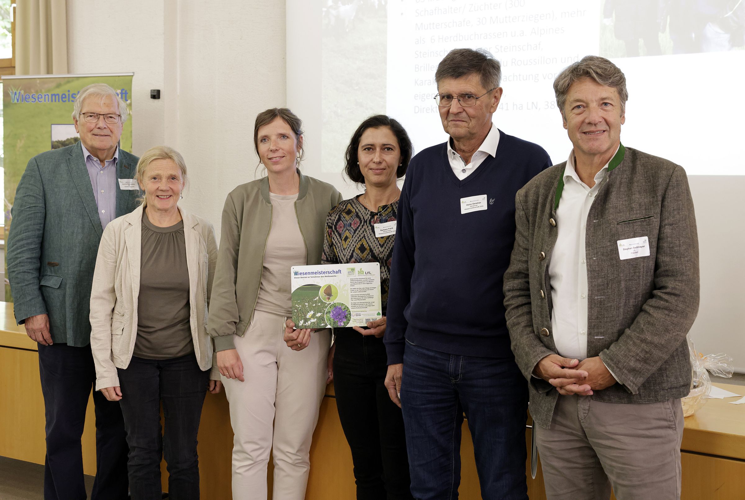 Preisverleihung Wiesenmeisterschaft 2025: Sechs Personen stehen nebeneiander