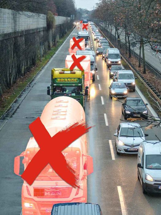 Auf dem Frankenschnellweg in Nürnberg staut sich der Verkehr, die rechte Spur wird von Lastwagen dominiert, von denen jeder zweite in der Fotomontage mit einem roten Kreuz durchgestrichen ist: Lösungen müssen das Fahrzeugaufkommen insgesamt verringern, freie Fahrt darf nicht zu mehr Verkehr führen. (Foto: Hans Luntz)