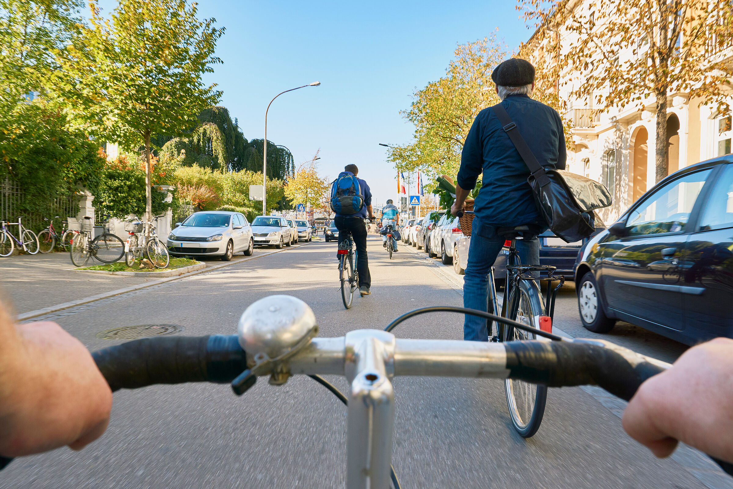 Ein Radfahrer überholt zwei andere Radfahrer: Die EU_Verkehrspolitik wirkt sich auch im Kleinen aus. (Foto: upixa/stock.adobe.com)