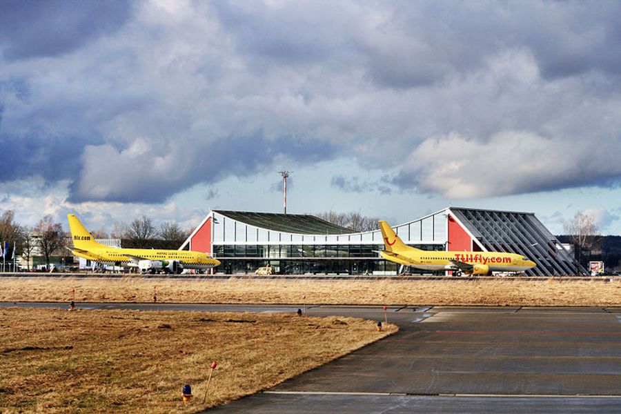 Zwei Urlaubsflieger vor dem Allgäu Airport Memmingen, im Hintergrund die Flughafenhalle. (Bild: Sven Mayer)