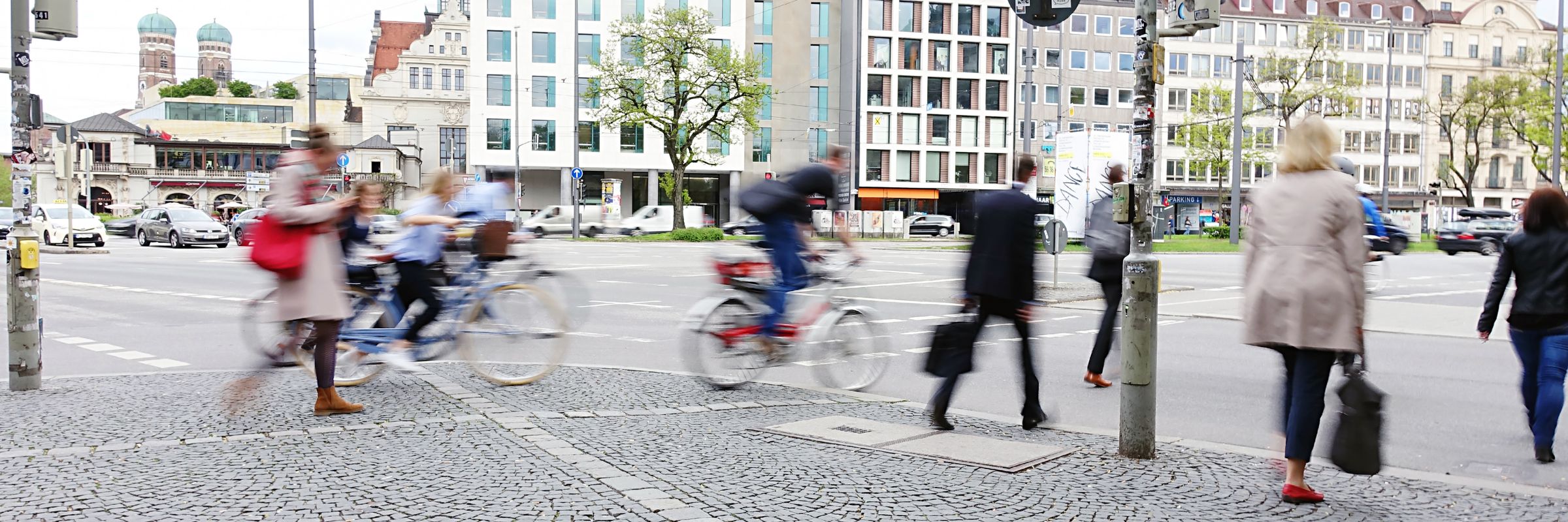Mobilität hat viele Gesichter, Verkehr ist nur eines davon: Fußgänger, Rad- und Autofahrer beim Überqueren einer Kreuzung (AdobeStock/Anselm Baumgart)
