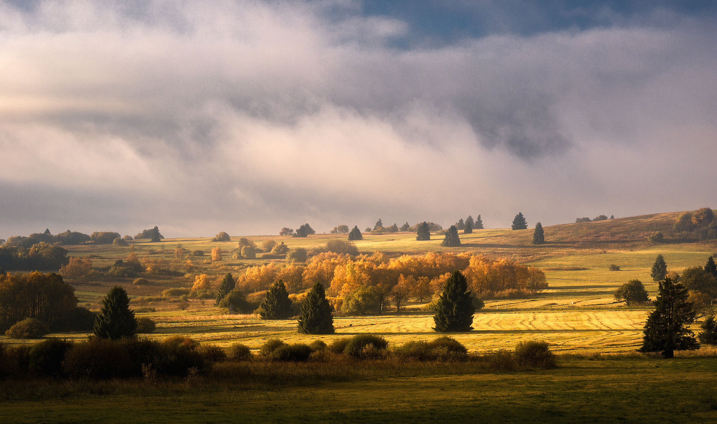 Blick über die Rhön im Sonnenschein, im Hintergrund Wolken und Schattenspiel (Foto: (Foto: Martin Morgenweck - stock.adobe.com) 