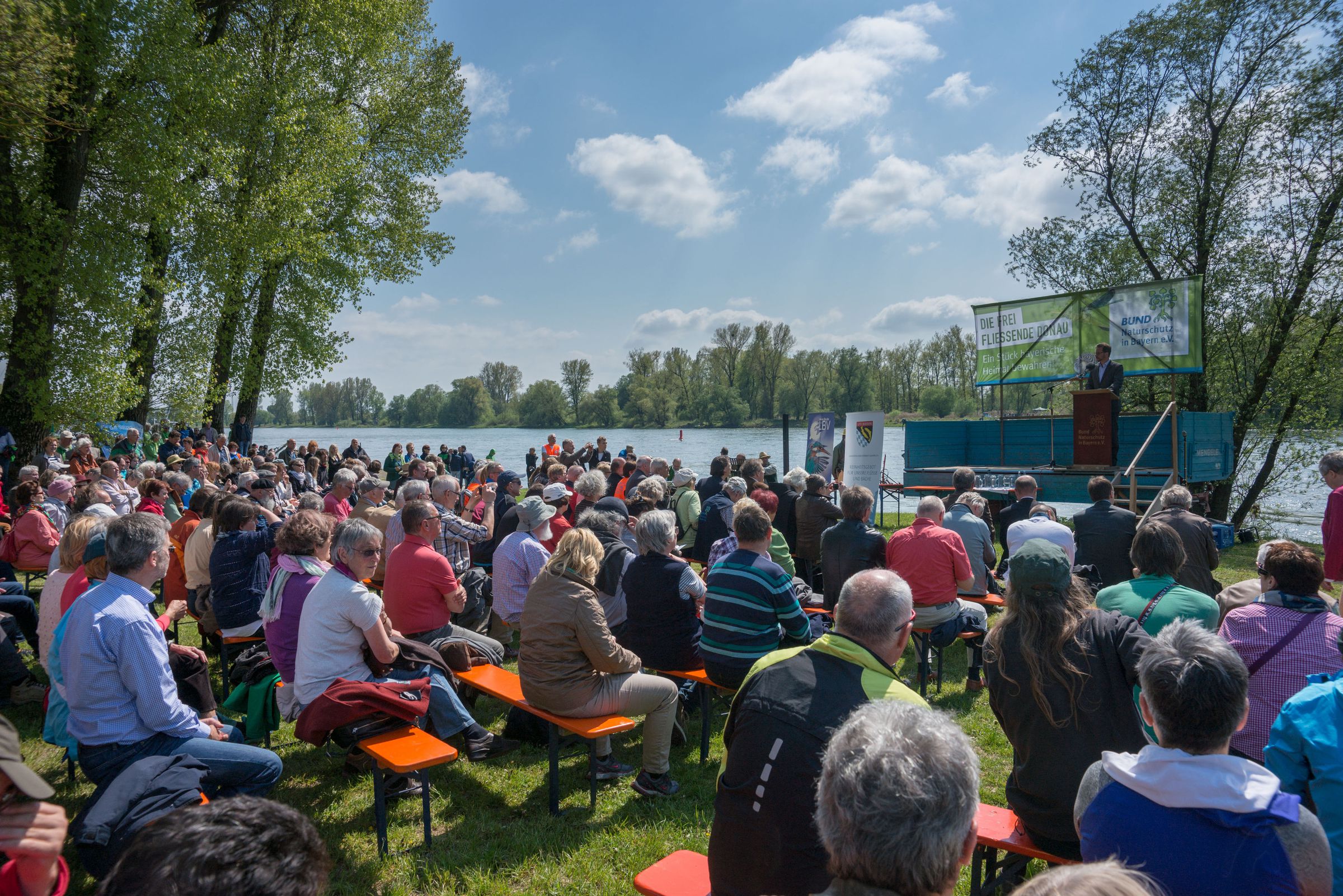 Demonstranten bei einer vom BN getragenen Demonstration für eine frei fließende Donau