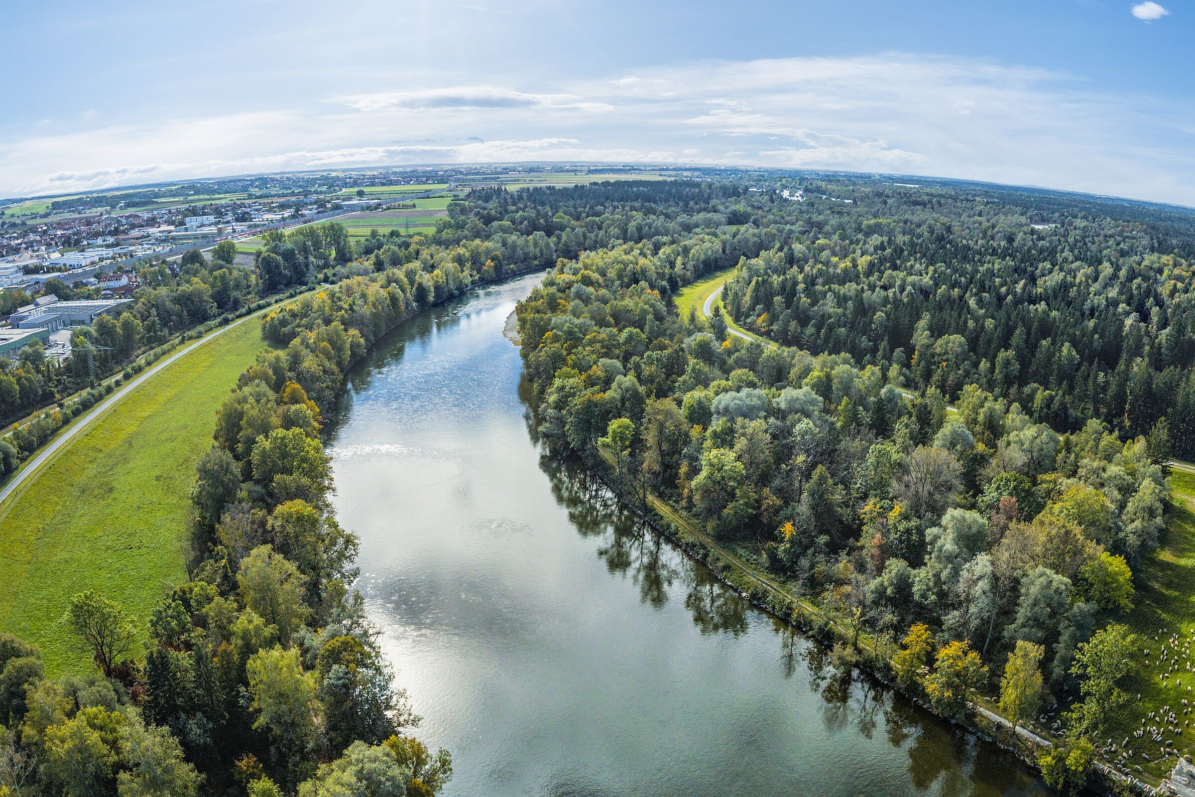 Zukunftsprogramm Lech: Der Lech fließt kanalähnlich durch eine Wald- und Siedlungslandschaft