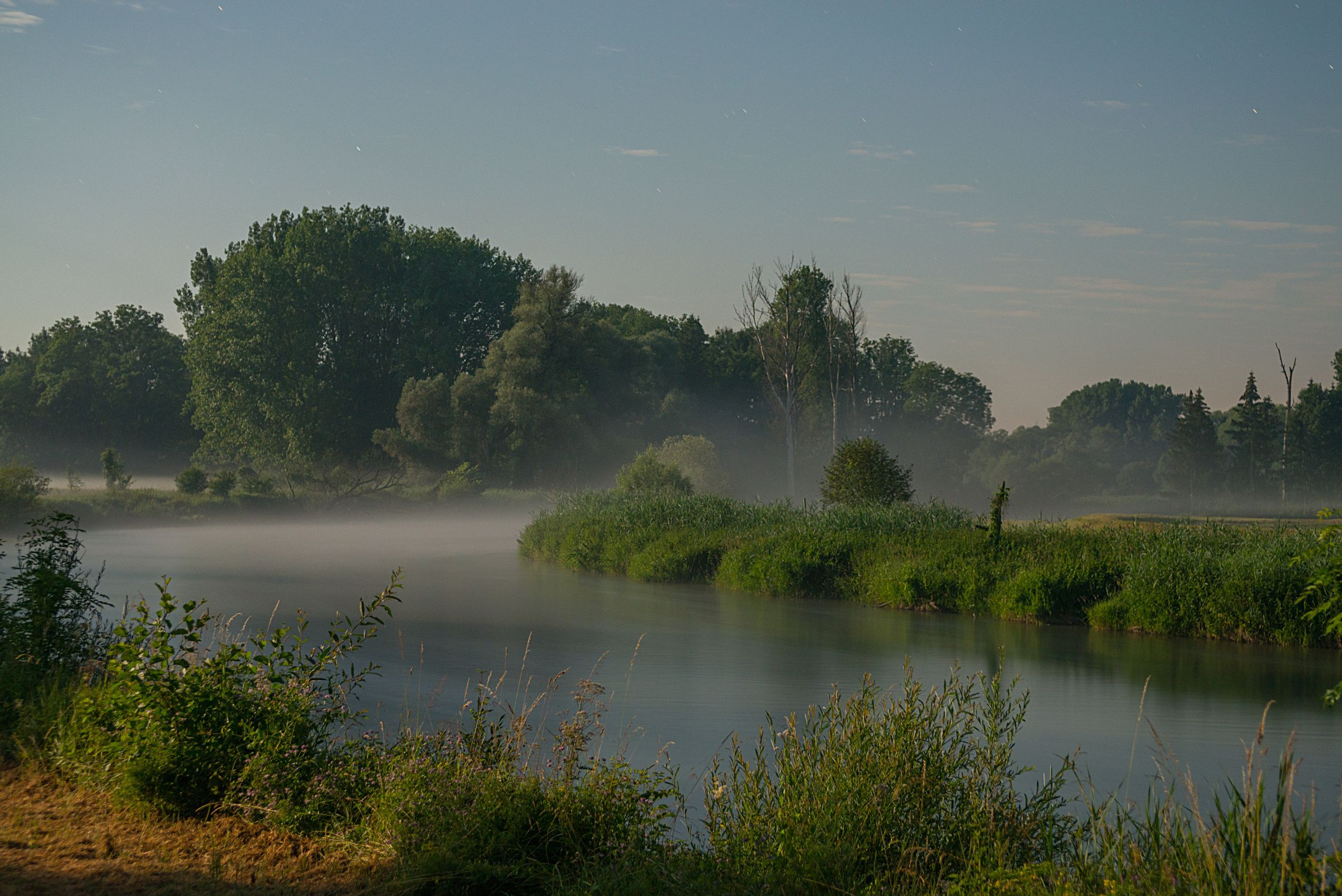 Gewässer in Bayern – Lebensadern der Natur. Hier die Amper