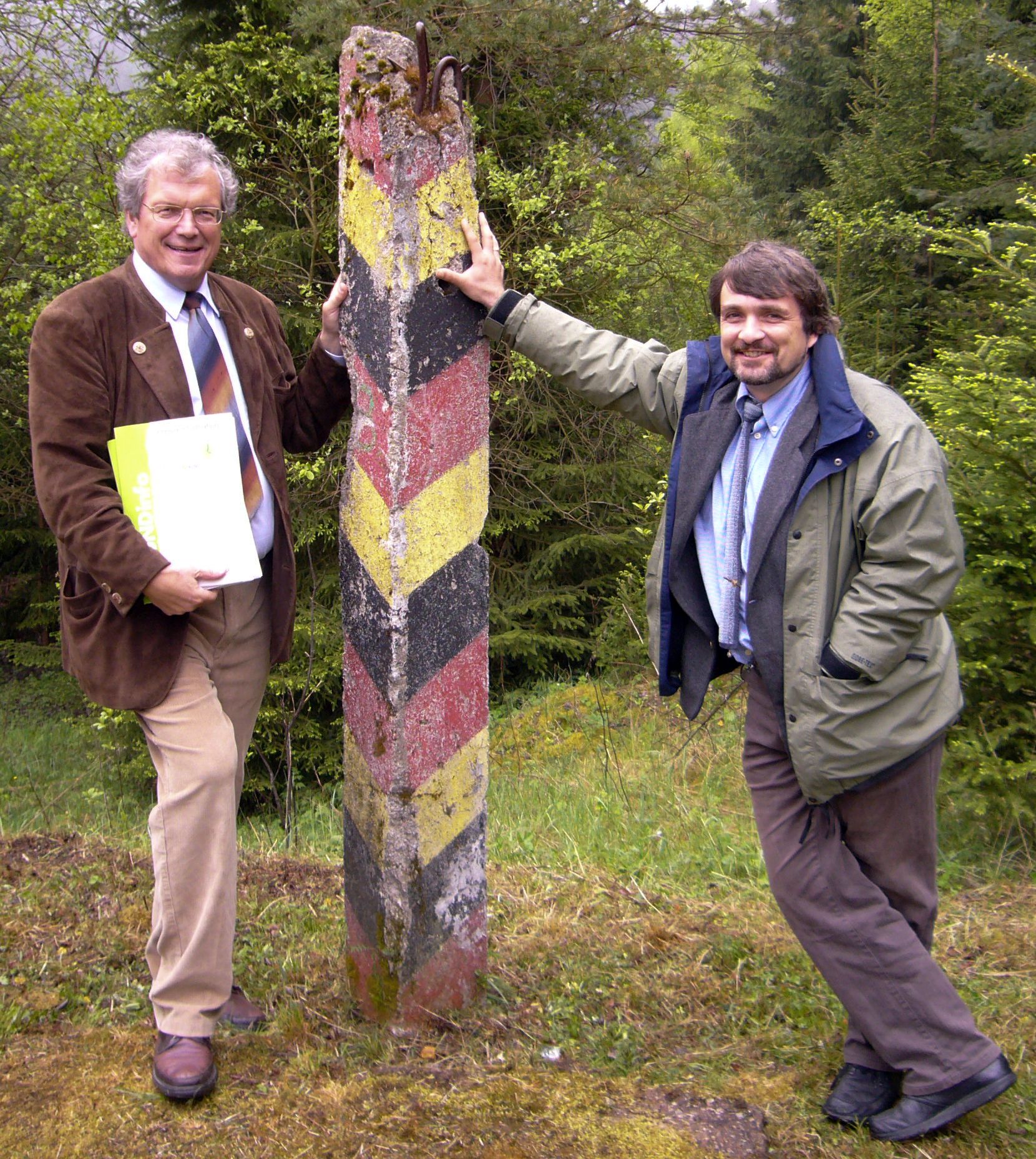 Am Grünen Band: Der ehemalige BN-Vorsitzende Hubert Weiger und BN-Artenschutzreferent Kai Frobel lehnen an einem Grenzpfosten der ehemaligen innerdeutschen Grenze